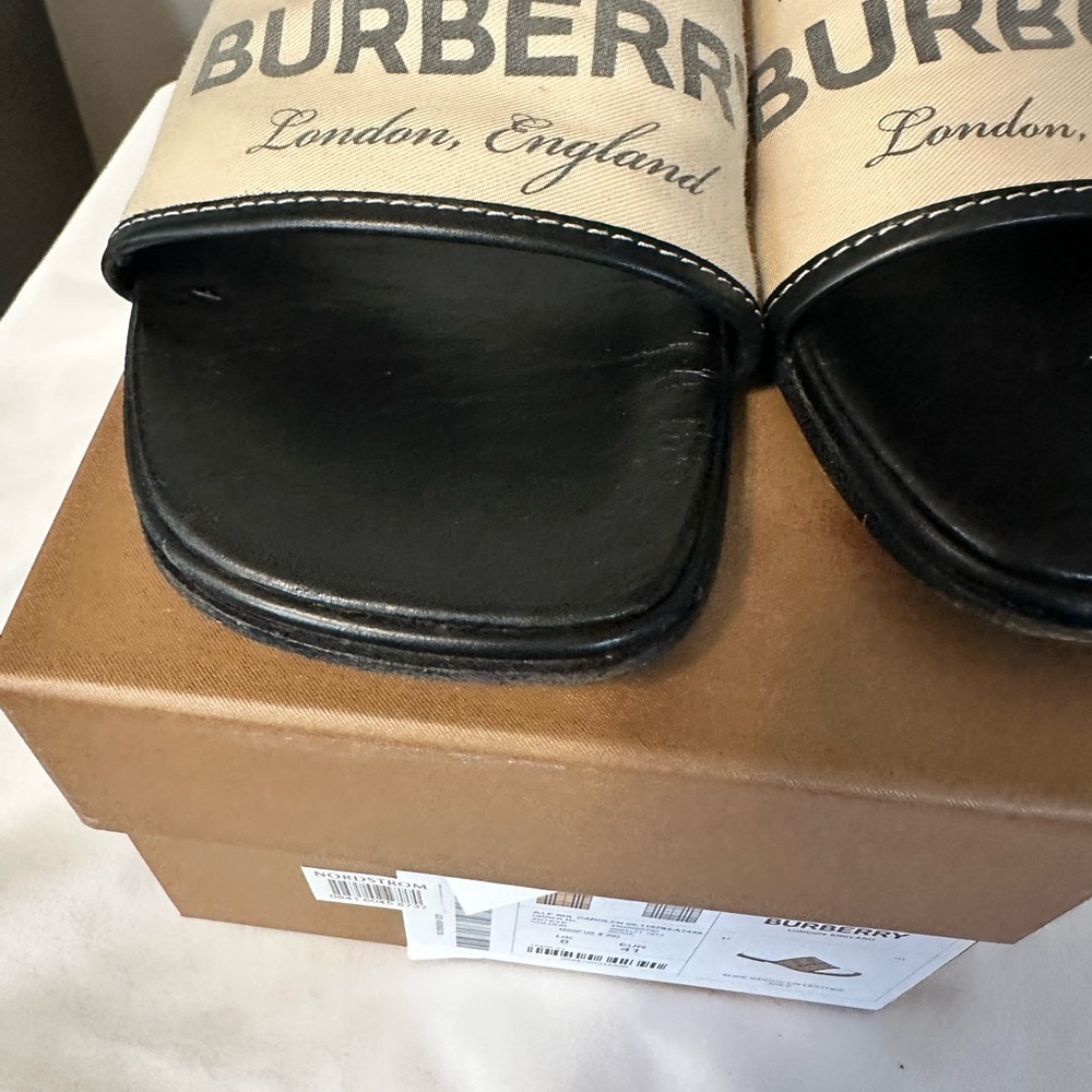 🌸CLOSET BLOWOUT🌸🌸 Burberry Black and Beige Slides size 41